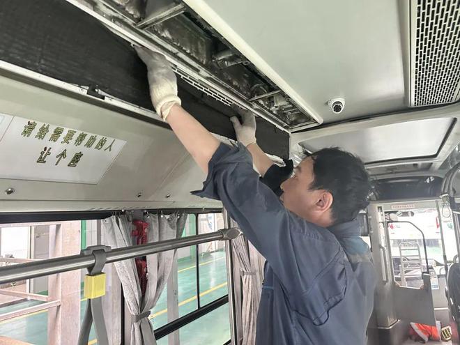 定能坐上凉爽的公交车原因是……K8凯发集团天气逐步变热但您一